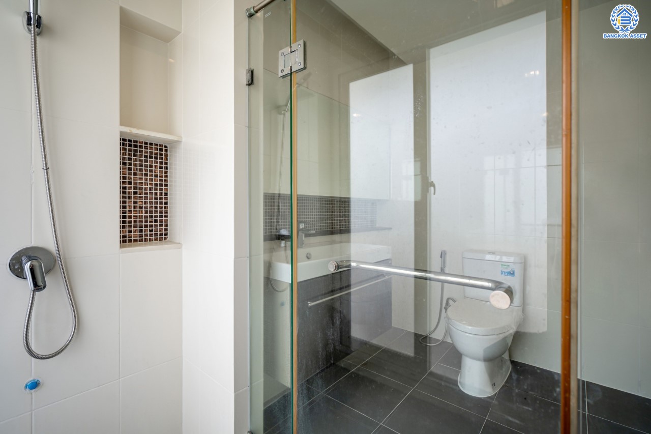 บ้านมือสองตกแต่งใหม่ จากแบรนด์ AP ม.เดอะเซนโทร รัตนาธิเบศร์ หลังมุม เนื้อที่ 60.9 ตร.ว. ฟังก์ชันจัดเต็ม 3 ห้องนอน 3 ห้องน้ำ จอดรถได้ 2 คัน บนทำเลศักยภาพ เชื่อมต่อหลายเส้นทางทั้ง ถ.ราชพฤกษ์, ถ.รัตนาธิเบศร์ และถ.กาญจนาภิเษก และเพียง 5 นาทีถึงรถไฟฟ้า "สถานีบางพลู"